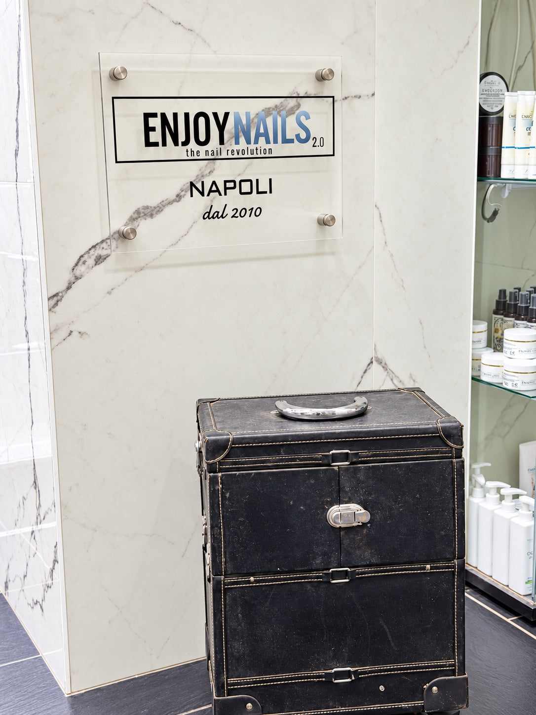 Targa Enjoy Nails 2.0, Napoli dal 2010, e valigia professionale nel salone